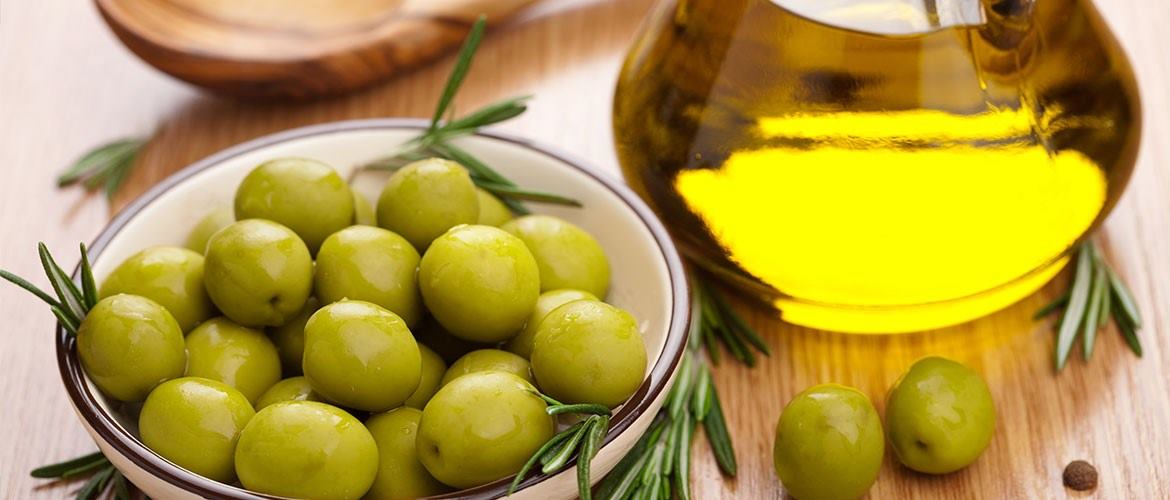 aceite de oliva con aceitunas